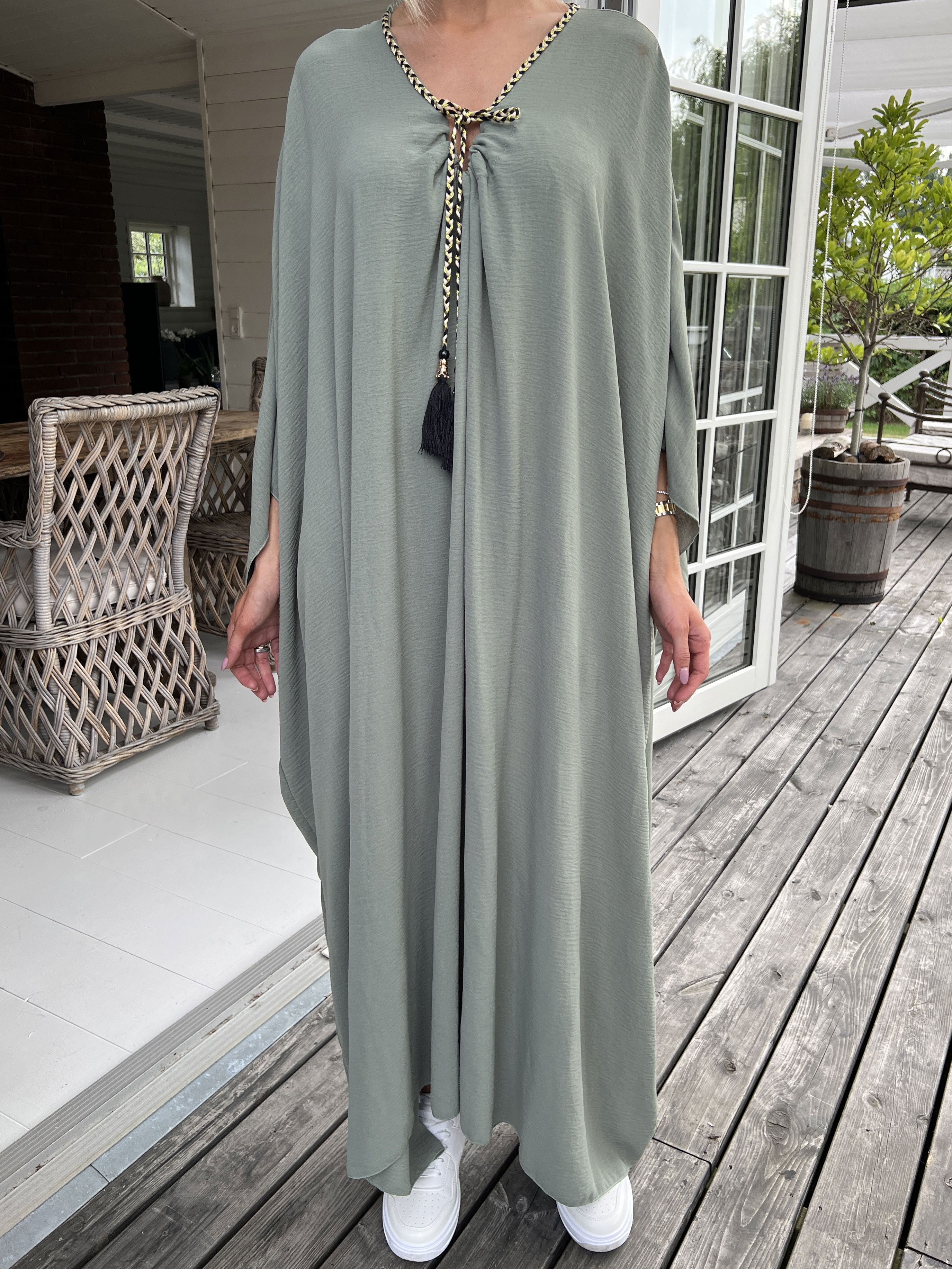 Nynne Plain - Lång lös klänning med flätade snören